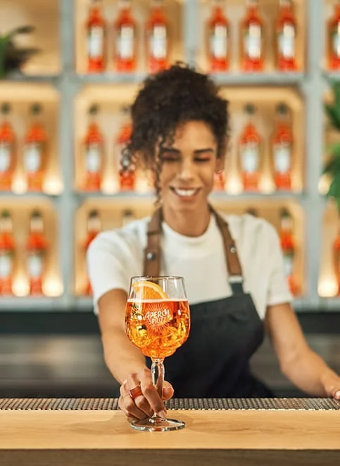 bartender-aperol-spritz